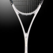 Oliver Squashschläger Modell Apex 420, silbern/schwarzer Schläger vor einem dunklen grauen Hintergrund