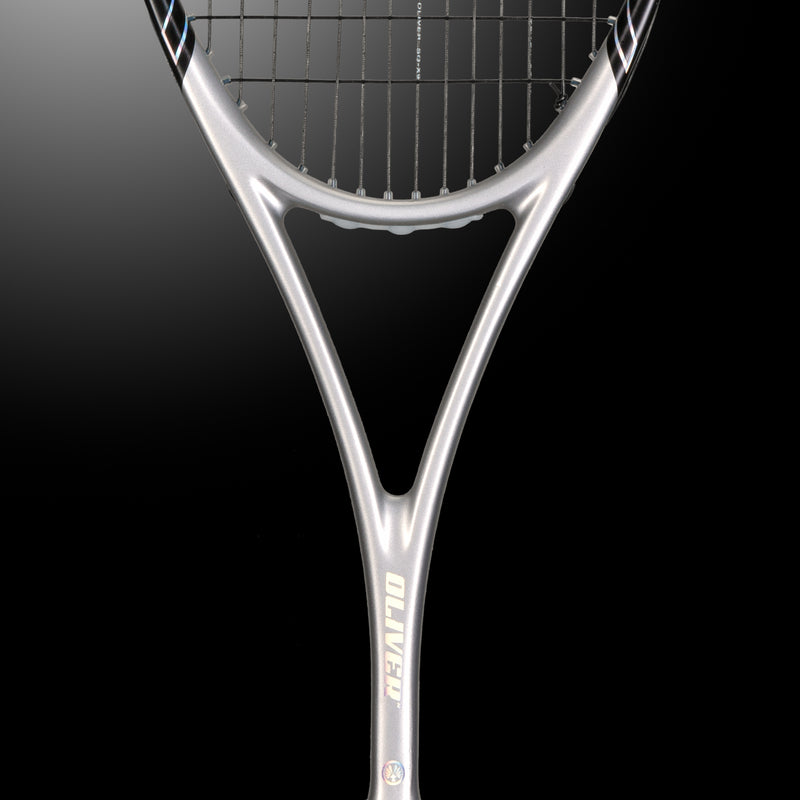 Oliver Squashschläger Modell Apex 420, silbern/schwarzer Schläger vor einem dunklen grauen Hintergrund