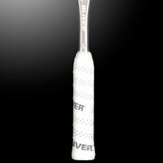 Oliver Squashschläger Modell Apex 420, weißer Griff vor einem dunklen grauen Hintergrund