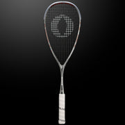Oliver Squashschläger Modell Apex 5.0 Pro, silberner Schläger mit weißem Griff vor einem dunklen grauen Hintergrund