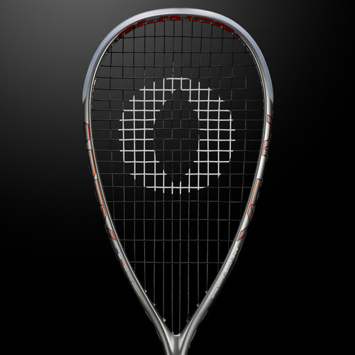 Oliver Squashschläger Modell Apex 5.0 Pro, silberner Schläger vor einem dunklen grauen Hintergrund