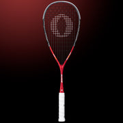 Oliver Squashschläger Modell Apex 520, roter Schläger mit weißem Griff vor einem dunklen roten Hintergrund