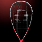 Oliver Squashschläger Modell Apex 520, roter Schläger vor einem dunklen roten Hintergrund