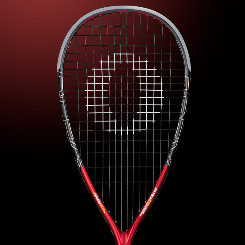 Oliver Squashschläger Modell Apex 520, roter Schläger vor einem dunklen roten Hintergrund