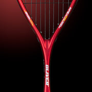 Oliver Squashschläger Modell Apex 520, roter Schläger vor einem dunklen roten Hintergrund