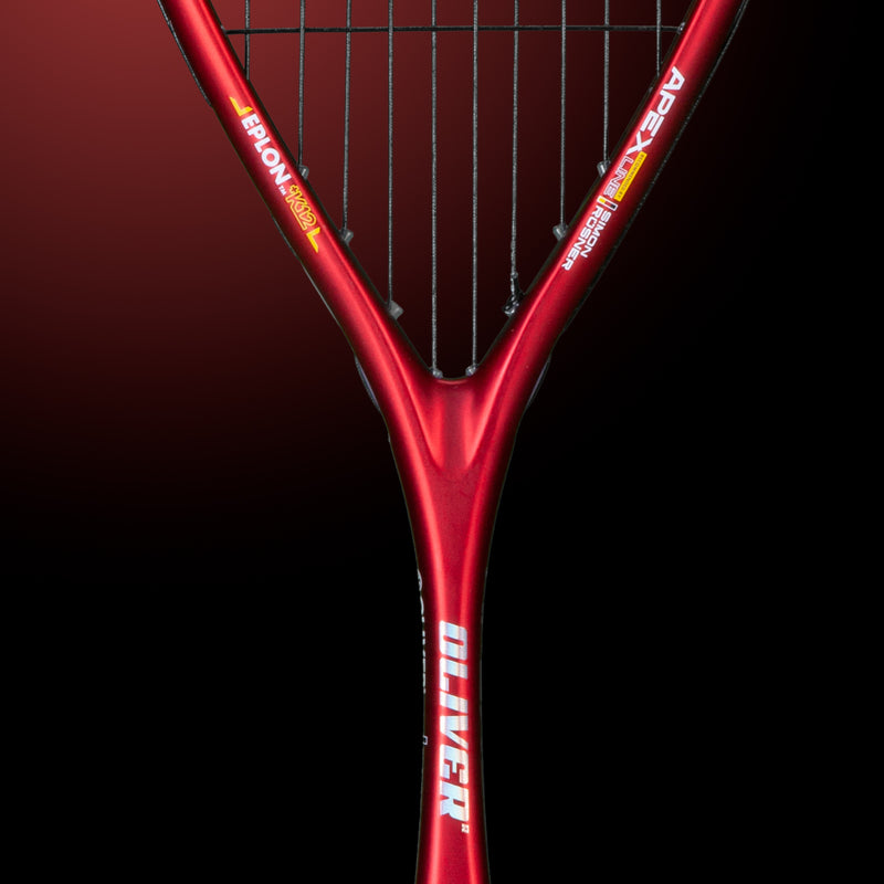 Oliver Squashschläger Modell Apex 520, roter Schläger vor einem dunklen roten Hintergrund