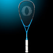 Oliver Squashschläger Modell Apex 720, blau/schwarzer Schläger mit weißem Griff vor einem dunklen blauen Hintergrund
