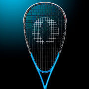 Oliver Squashschläger Modell Apex 720, blau/schwarzer Schläger vor einem dunklen blauen Hintergrund