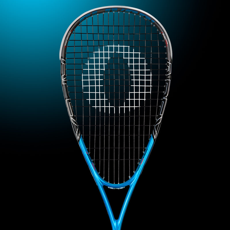 Oliver Squashschläger Modell Apex 720, blau/schwarzer Schläger vor einem dunklen blauen Hintergrund