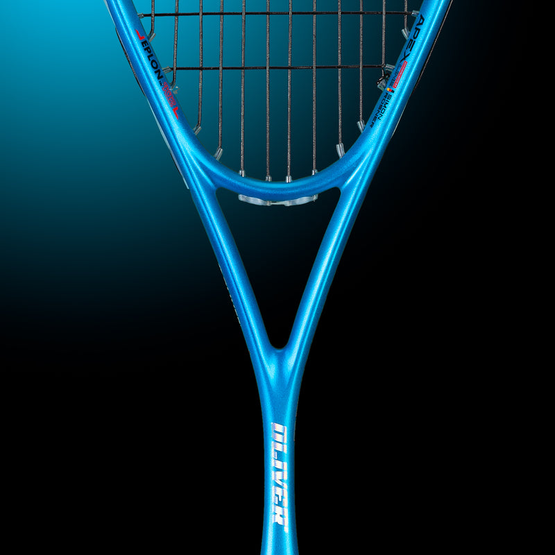 Oliver Squashschläger Modell Apex 720, blau/schwarzer Schläger vor einem dunklen blauen Hintergrund