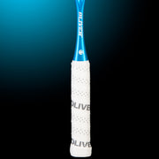 Oliver Squashschläger Modell Apex 720, weißer Griff vor einem dunklen blauen Hintergrund