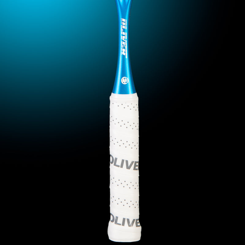 Oliver Squashschläger Modell Apex 720, weißer Griff vor einem dunklen blauen Hintergrund