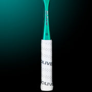 Oliver Squashschläger Modell Apex 920, weißer Griff vor einem dunklen grün-blauem Hintergrund