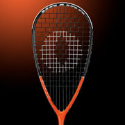 Oliver Squashschläger Modell Cross 9.1, orangefarbener Schläger mit schwarzem Griff vor einem dunklen orangefarbenen Hintergrund