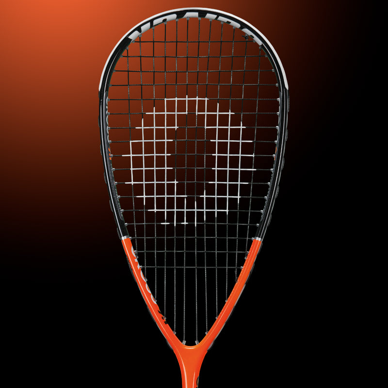 Oliver Squashschläger Modell Cross 9.1, orangefarbener Schläger mit schwarzem Griff vor einem dunklen orangefarbenen Hintergrund