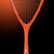 Oliver Squashschläger Modell Cross 9.1, orangefarbener Schläger mit schwarzem Griff vor einem dunklen orangefarbenen Hintergrund