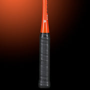 Oliver Squashschläger Modell Cross 9.1, orangefarbener Schläger mit schwarzem Griff vor einem dunklen orangefarbenen Hintergrund