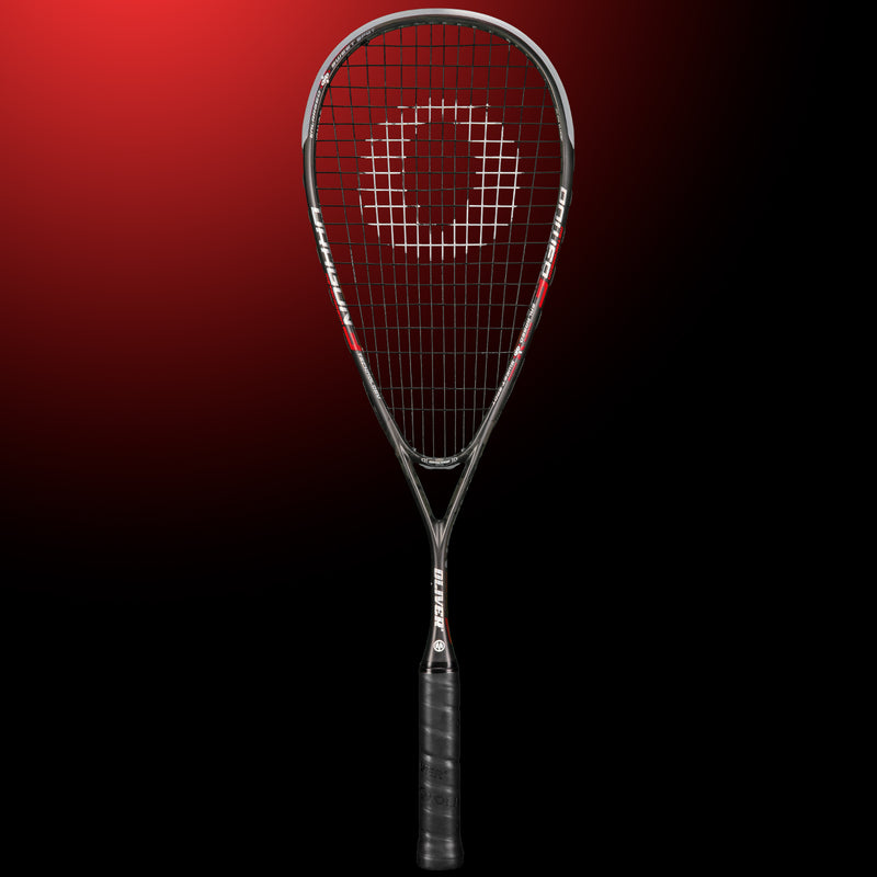 Oliver Squashschläger Modell Dragon 3, schwarzer Schläger mit rotem und weißem Design und schwarzem Griff vor einem dunklen roten Hintergrund