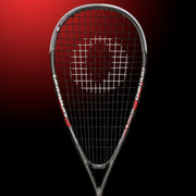 Oliver Squashschläger Modell Dragon 3, schwarzer Schläger mit rotem und weißem Design vor einem dunklen roten Hintergrund