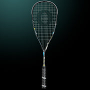 Oliver Squashschläger Modell ICQ 110 Ultra, schwarzer Schläger mit schwarzem Griff vor einem dunklen grünen Hintergrund