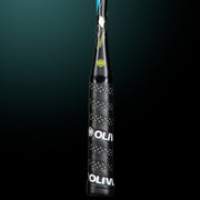 Oliver Squashschläger Modell ICQ 110 Ultra, schwarzer Griff vor einem dunklen grünen Hintergrund