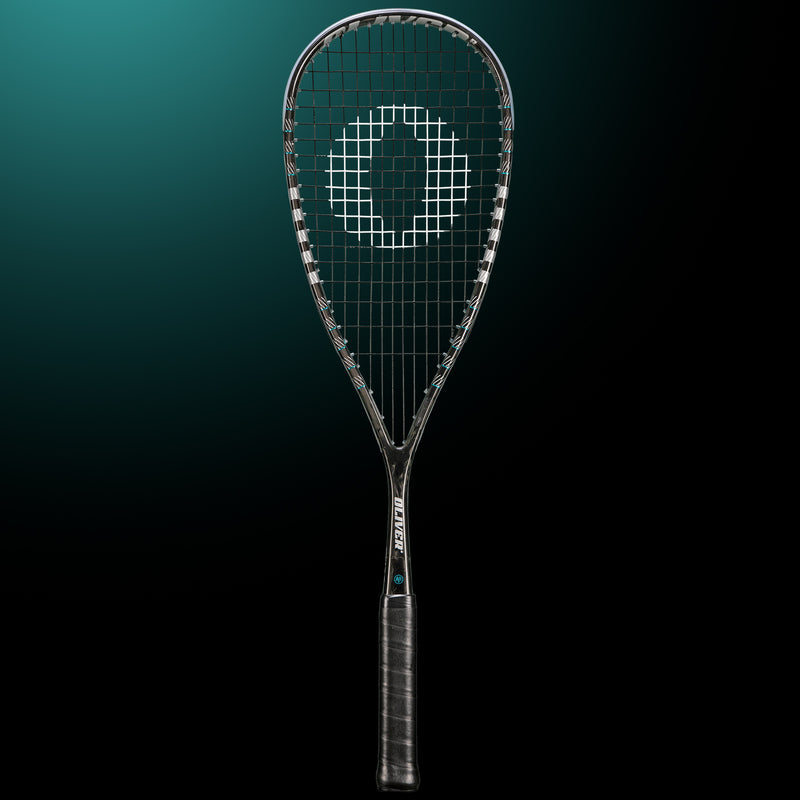 Oliver Squashschläger Modell Pure Six, schwarzer Schläger mit schwarzem Griff vor einem dunklen grünen Hintergrund