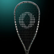 Oliver Squashschläger Modell Pure Six, schwarzer Schläger vor einem dunklen grünen Hintergrund