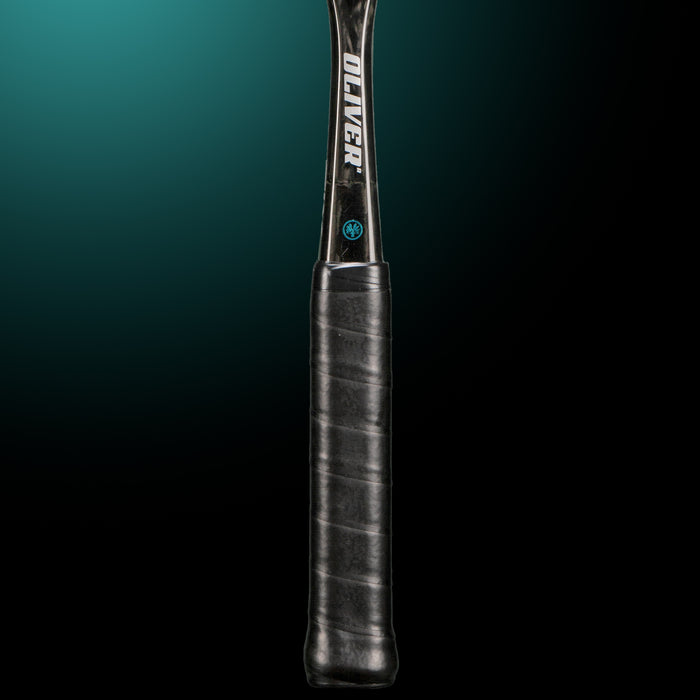 Oliver Squashschläger Modell Pure Six, schwarzer Griff vor einem dunklen grünen Hintergrund