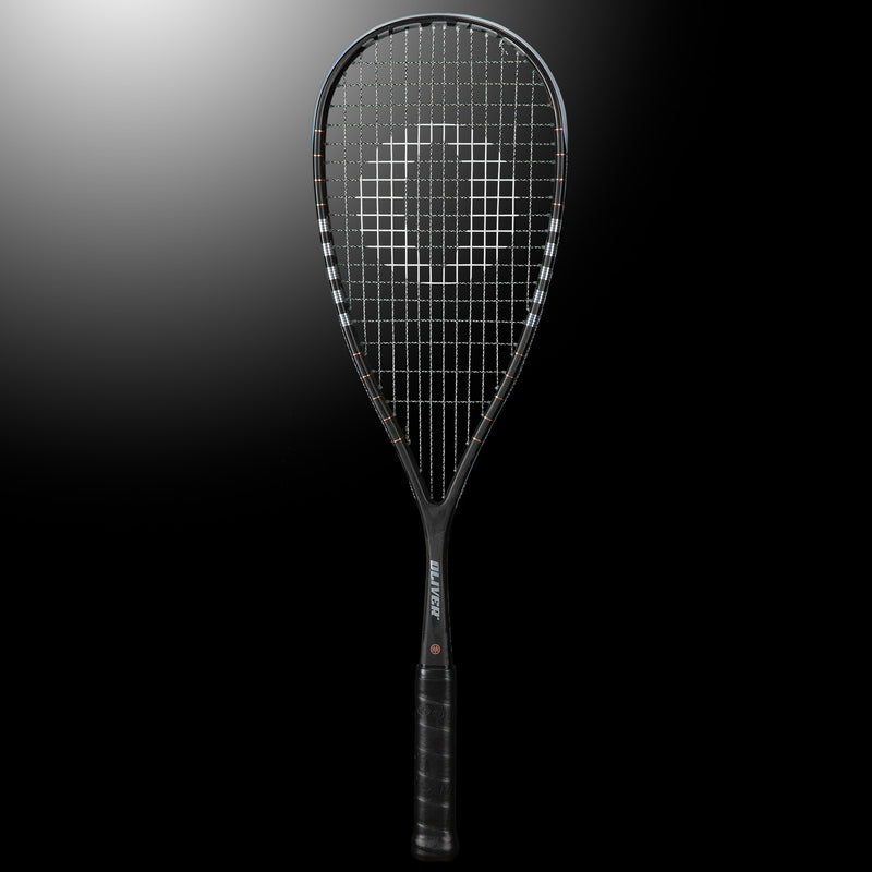 Oliver Squashschläger Modell Pure 7, schwarz-silberner Schläger mit schwarzem Griff, vor einem dunklen grauen Hintergrund