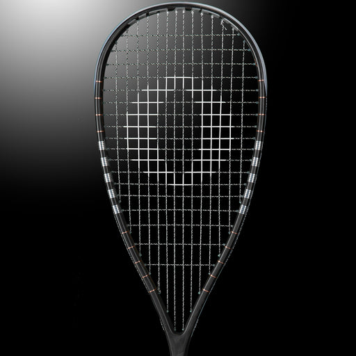 Oliver Squashschläger Modell Pure 7, schwarz-silberner Schlägerkopf vor einem dunklen grauen Hintergrund