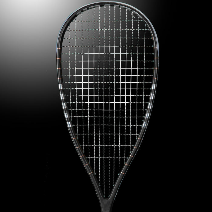 Oliver Squashschläger Modell Pure 7, schwarz-silberner Schlägerkopf vor einem dunklen grauen Hintergrund