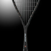 Oliver Squashschläger Modell Pure 7, schwarz-silberner Squashrahmen mit vor einem dunklen grauen Hintergrund
