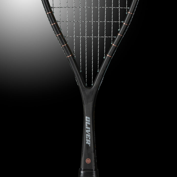 Oliver Squashschläger Modell Pure 7, schwarz-silberner Squashrahmen mit vor einem dunklen grauen Hintergrund