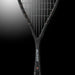 Oliver Squashschläger Modell Pure 7, schwarz-silberner Squashrahmen mit vor einem dunklen grauen Hintergrund