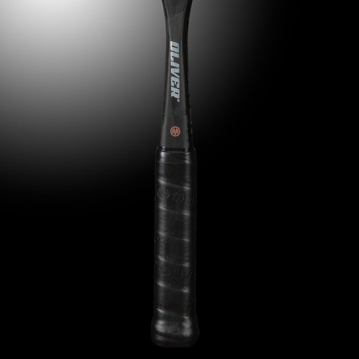 Oliver Squashschläger Modell Pure 7, schwarzer Schaft mit schwarzem Griffband, vor einem dunklen grauen Hintergrund