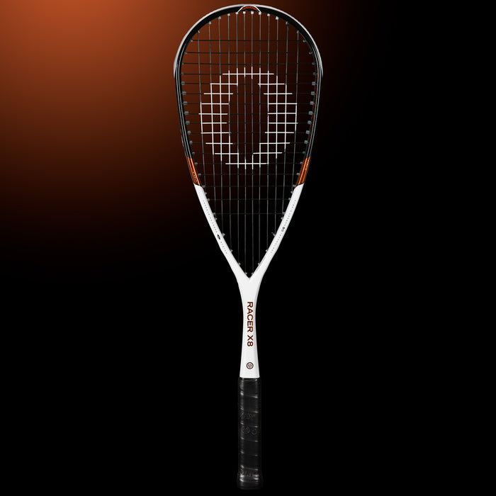 Oliver Squashschläger Modell Racer X8, weiß-schwarzer Schläger mit schwarzem Griff, vor einem dunklen Hintergrund
