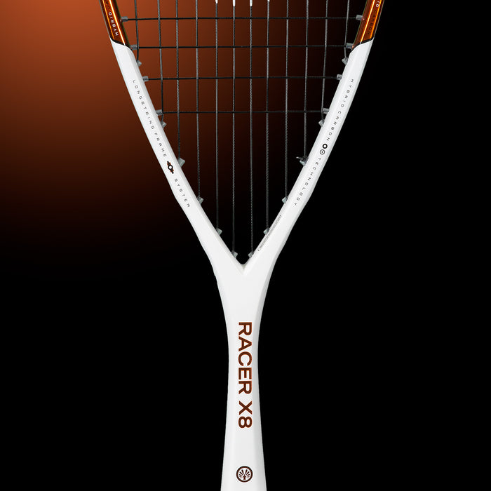 OLIVER Squashschläger Racer X8, weiß-schwarzer Squashrahmen auf dunklem Hintergrund