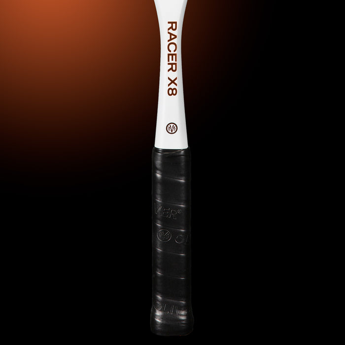 OLIVER Squashschläger Racer X8, weißer Schaft mit Griffband in schwarz auf dunklem Hintergrund 