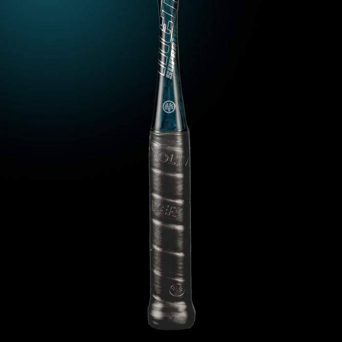 OLIVER Squashschläger Supra 110 Pro, Schaft und Griffband mit blauen Akzenten auf dunklem Hintergrund 
