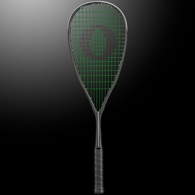 Oliver Squashschläger Modell Supralight Silver, silberner Schläger mit schwarzem Griff, vor einem dunklen grauen Hintergrund