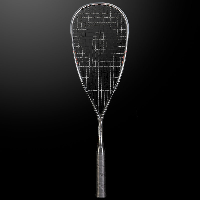Oliver Squashschläger Modell Xtensa Pro, silberner Schläger mit schwarzem Griff, vor einem dunklen grauen Hintergrund