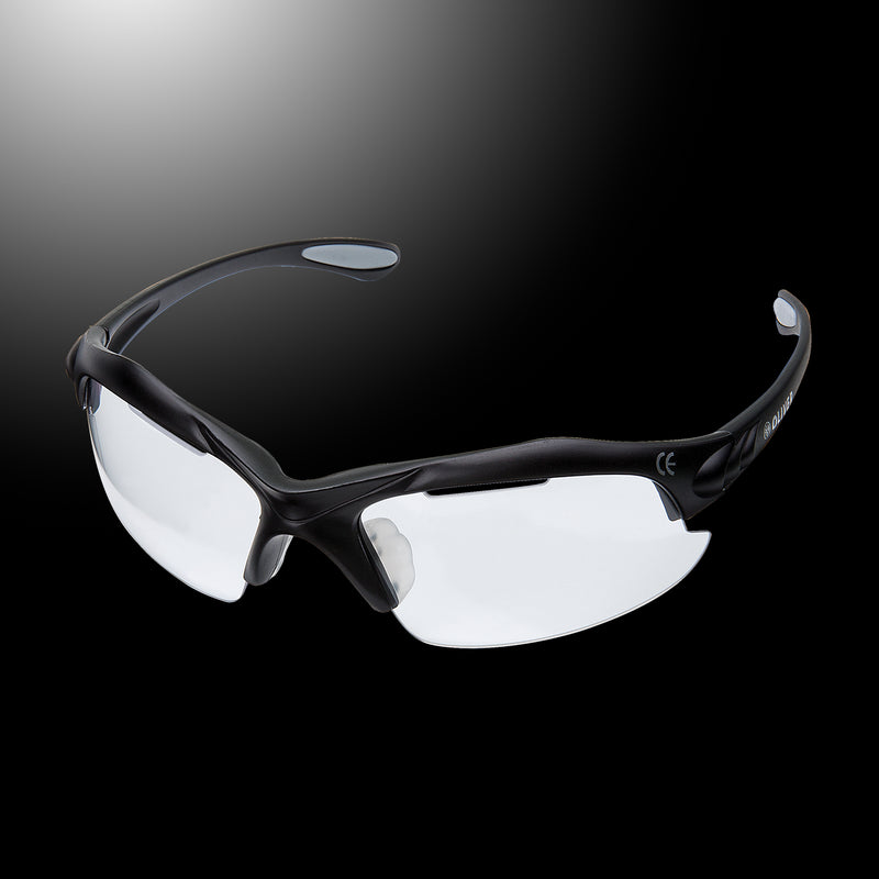 Oliver Sport Brille, schwarzer Rahmen mit Oliver Schriftzug und durchsichtigen Gläsern vor einem dunklen grauen Hintergrund