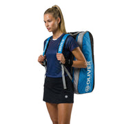Model mit OLIVER Sportkleidung und OLIVER Gearbag Extend in blau, grau und schwarzer Farbe auf weißem Hintergrund.