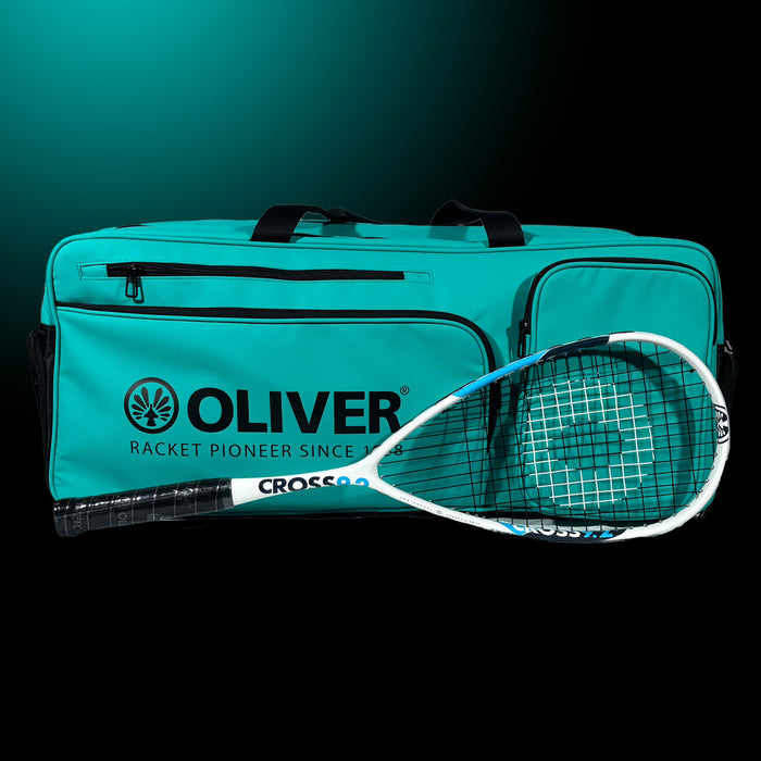 OLIVER Rackettasche EXTEND in türkisgrün mit dem OLIVER Squashschläger CROSS 9.2 auf dunklem Hintergrund.