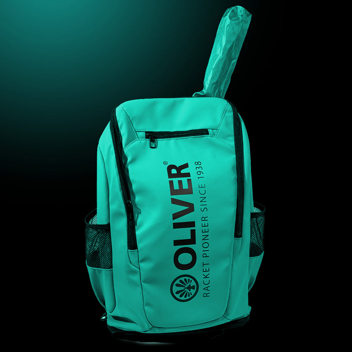 Rucksack Extend von OLIVER in türkisgrün mit Schlägergriffhülle auf dunklem Hintergrund.