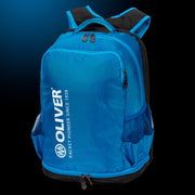 OLIVER Sportrucksack in blau mit weißem Logo auf dunklem Hintergrund, Frontalansicht