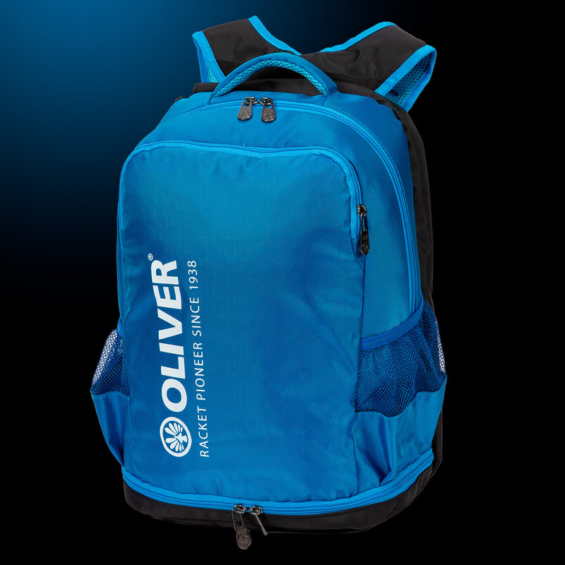 OLIVER Sportrucksack in blau mit weißem Logo auf dunklem Hintergrund, Frontalansicht