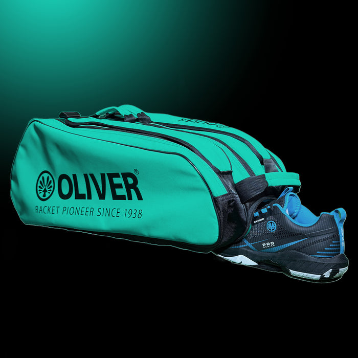 OLIVER RACKETBAG TOP PRO Extend in türkisgrün mit OLIVER Logo und geöffnetem Schuhfach mit OLIVER Sportschuh auf dunklem Hintergrund.