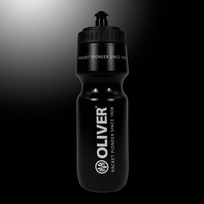 Schwarze OLIVER Sport Trinkflasche mit weißem Logo und weißer Schrift auf dunklem Hintergrund
